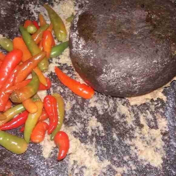 Tambahkan cabai rawit, ulek kasar cabe rawit.