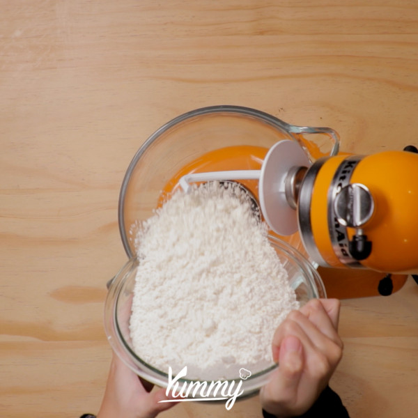 Campurkan tepung terigu, garam, dan baking powder ke dalam mangkuk mixer. Proses hingga tercampur rata.
