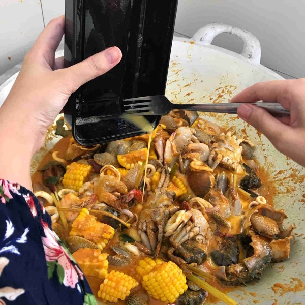 Setelah cumi  matang, baru dimasukin telur ayamnya. Sebelum dimasukin telur dikocok dulu. Masak terus hingga telur juga matang. Test rasa tambahin garam sesuai selera.