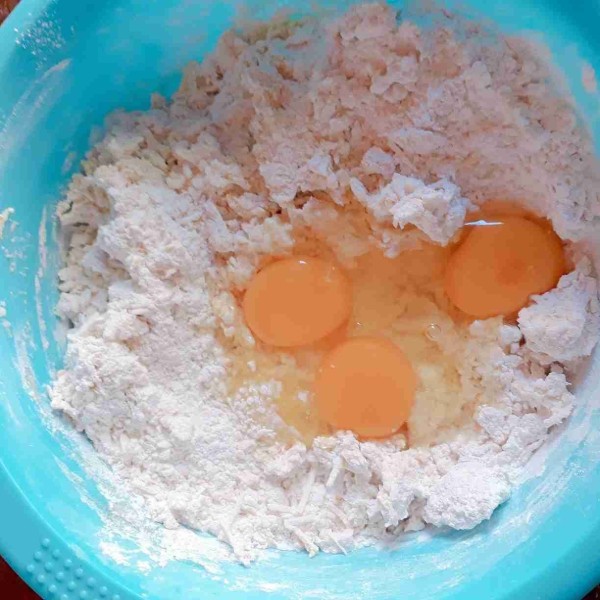 Tambahkan telur satu persatu sambil diuleni.