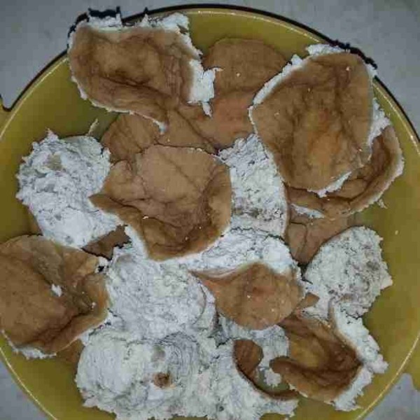 Peras tahu kemudian potong membentuk segitiga lalu balik.