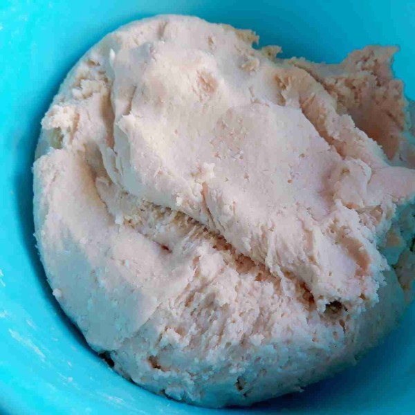 Hentikan menambahkan telur jika adonan sudah bisa dibentuk. Jika adonan masih keras bisa ditambahkan telur lagi.