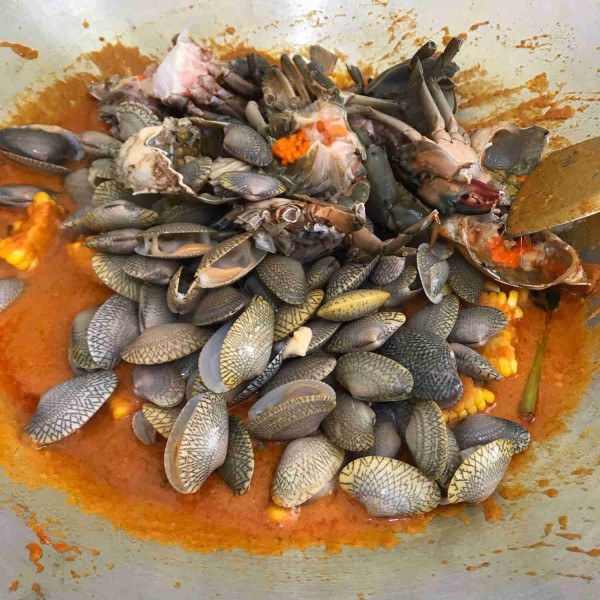 Setelah jagung matang, masukin kepiting udang dan kerang. Masak terus sampe kepiting udang dan kerang matang. (Warna kepiting dan udang menjadi kemerahan).