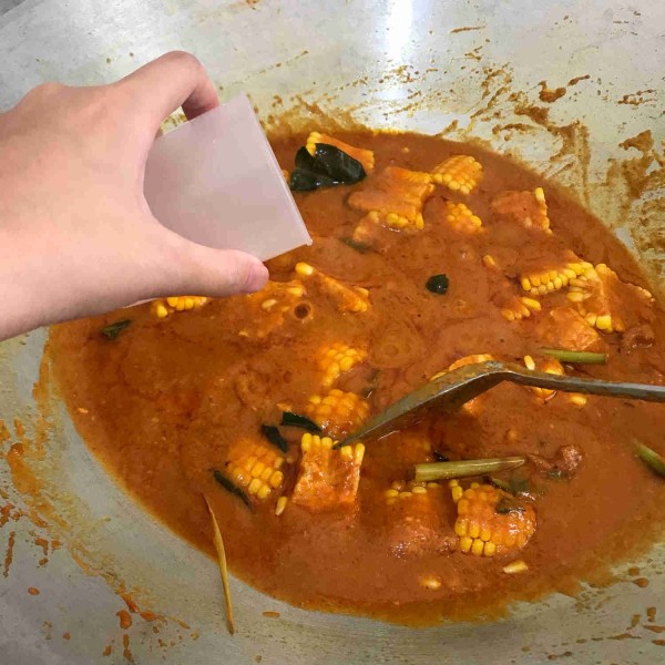 Setelah bumbu agak meresap, masukin air secukupnya hingga jagung agak tenggelam. Masak terus hingga jagung lunak dan matang. Jika air nyusut, boleh ditambahin lagi airnya.