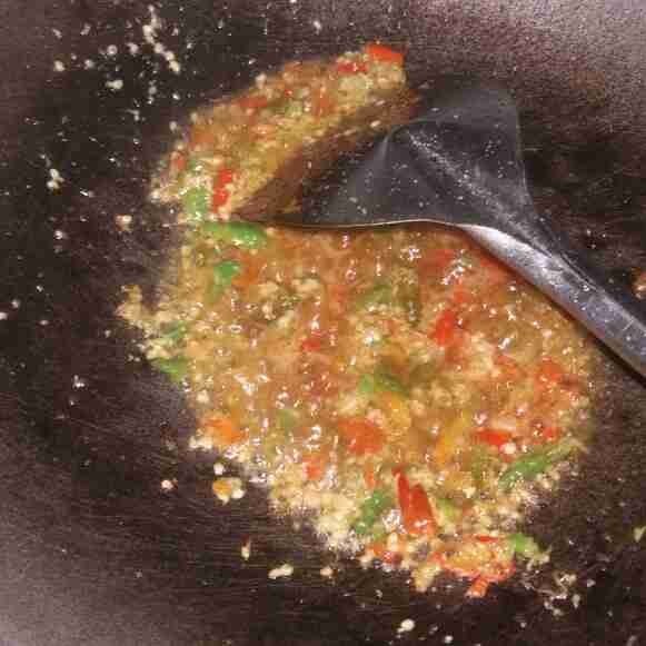 Selanjutnya tumis bumbu hingga harum.