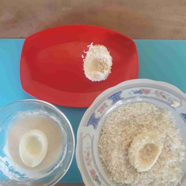Cairkan tepung bumbu dengan air. Masukkan putih telur ke dalam adonan tepung bumbu lalu balur dengan tepung roti. Lakukan sampai putih telur habis.