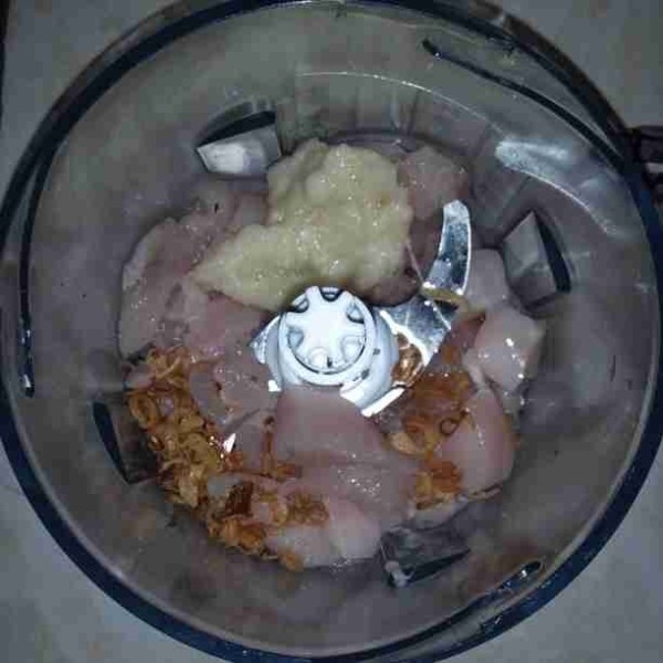 Giling ayam, bawang putih, bawang goreng, air es, dan telur hingga halus.