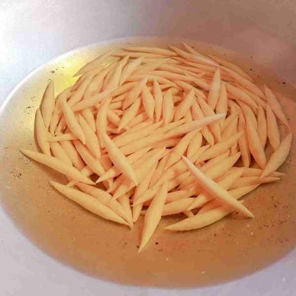 Ambil sedikit adonan kemudian bentuk memanjang. Masukkan ke dalam minyak dingin, lakukan sampai adonan cukup untuk di goreng.