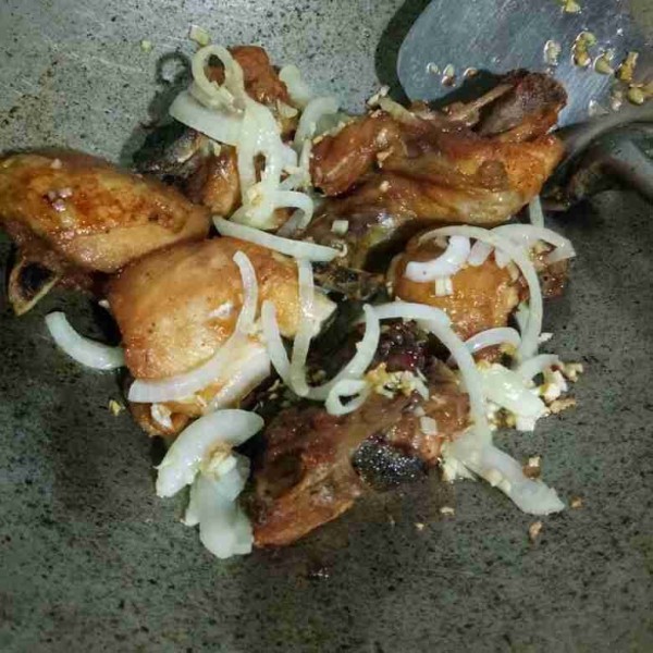 Masukkan ayam goreng, aduk rata.