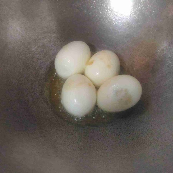 Goreng telur hingga berkulit, sisihkan juga.