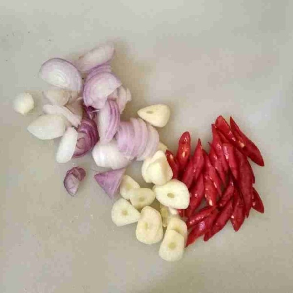 Iris bawang putih, bawang merah, dan cabai.