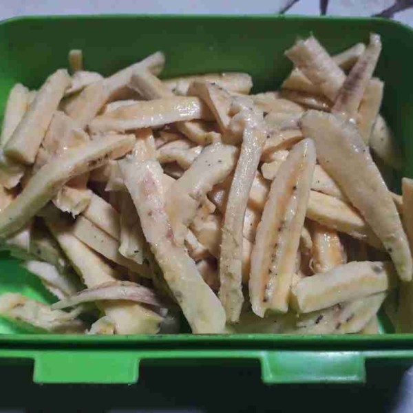 Potong bentuk korek api pisang raja.