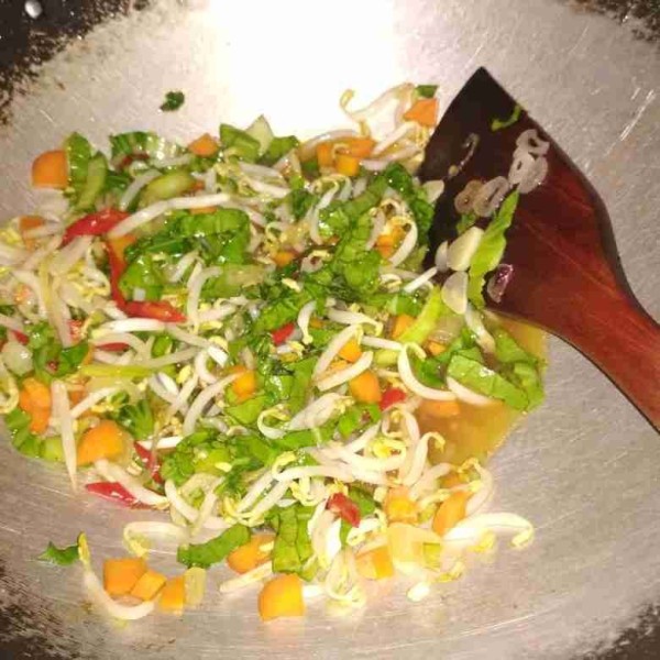 Aduk dan tambahkan garam, lada, kecap, dan saus tiram. Koreksi rasa lalu siap disajikan dengan tofunya.