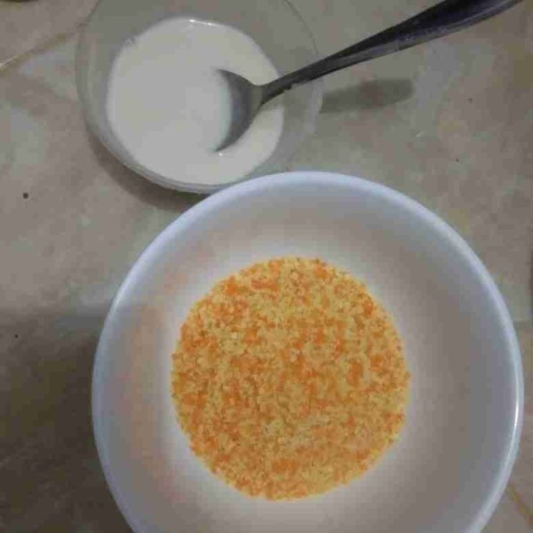 Celupkan ke dalam larutan terigu, lalu gulingkan ke dalam tepung panir sampai terbalut rata.