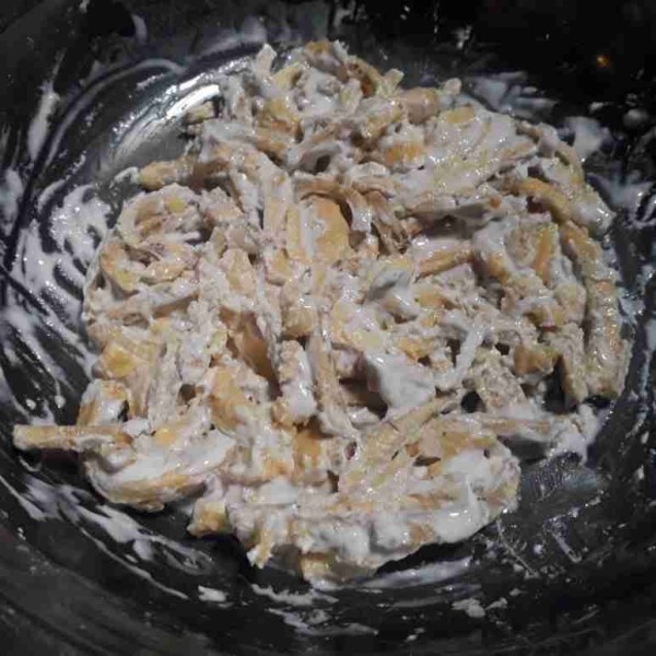 Masukkan pisang, aduk rata.