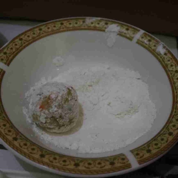 Gulung ke dalam tepung terigu kemudian celupkan ke dalam kocokan telur.