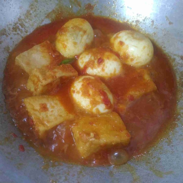 Masukkan tahu dan telur, masak hingga bumbu meresap. Angkat dan sajikan.