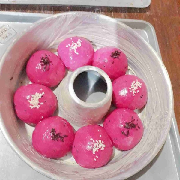 Olesi dengan susu UHT dan taburi dengan meises serta wijen.