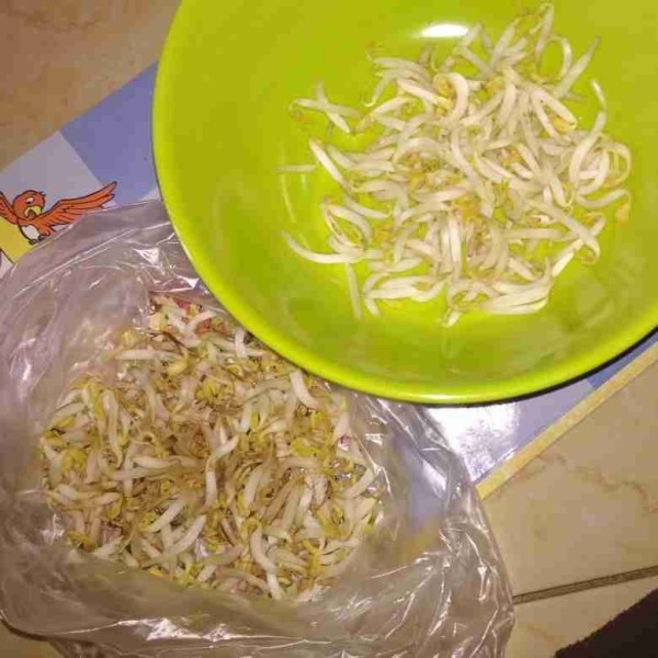 Bersihkan taoge dengan cara buang bagian buntut/akarnya.