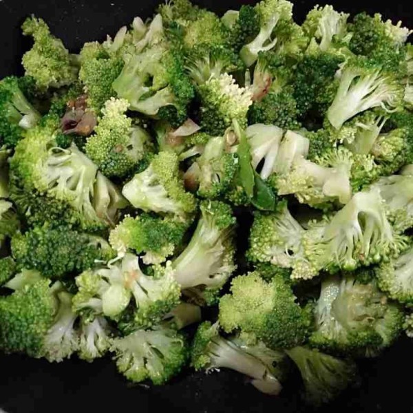 Masak hingga brokoli matang sambil sesekali di aduk. Jika ingin sedikit berkuah bisa ditambahkan sedikit air. Sajikan.