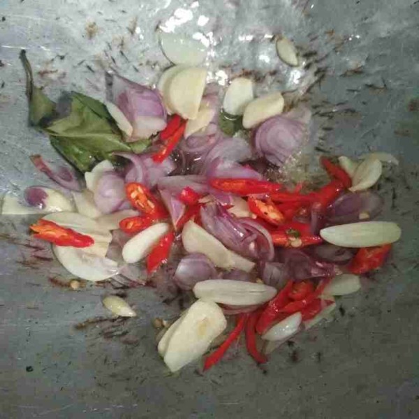 Tumis bumbu yang sudah diiris tipis hingga harum.