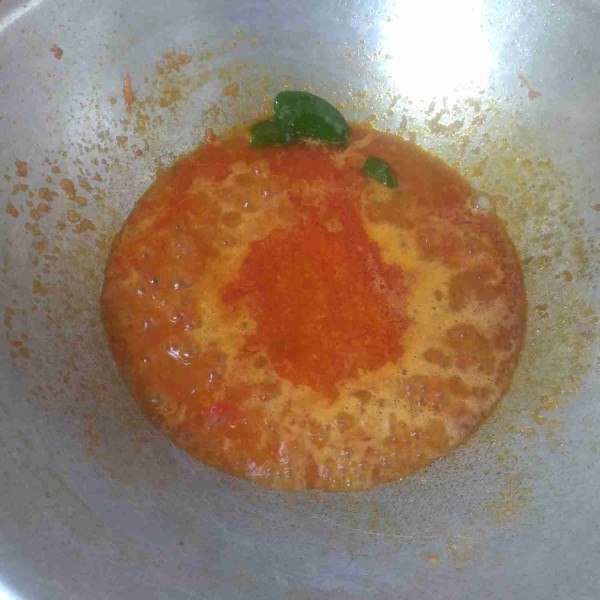 Selanjutnya masukkan air, bumbui dengan gula, garam, kaldu jamur, lada bubuk, dan kecap manis. Masak hingga air mendidih dan jangan lupa tes rasa.