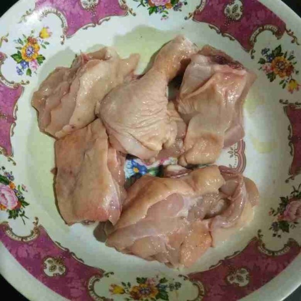 Potong ayam sesuai selera, kemudian cuci bersih dan tiriskan.