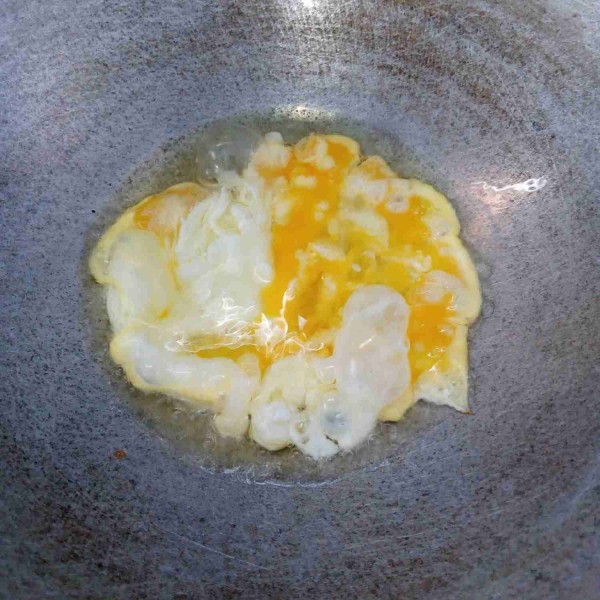Goreng telur orak-arik kemudian sisihkan.