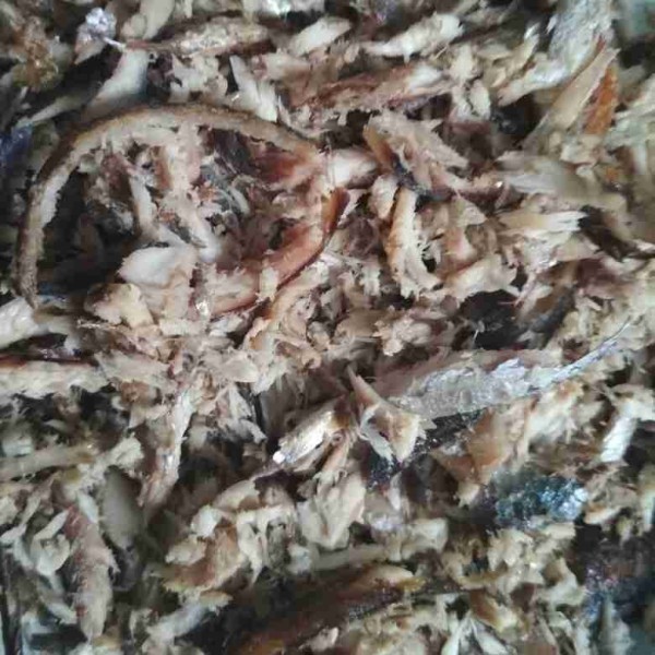 Suwir-suwir daging ikan pindang kemudian pisahkan duri-durinya.