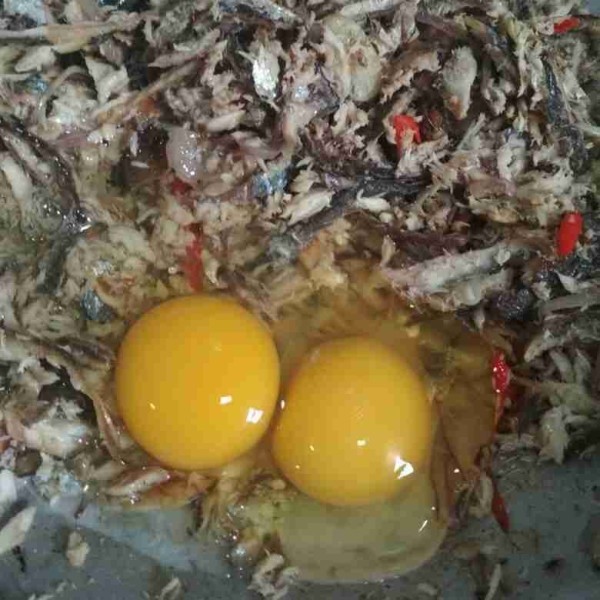 Tambahkan 2 butir telur aduk cepat, tambahkan kecap manis, saus tiram, dan lada bubuk, aduk rata. Koreksi rasa, angkat dan sajikan dengan nasi putih hangat.