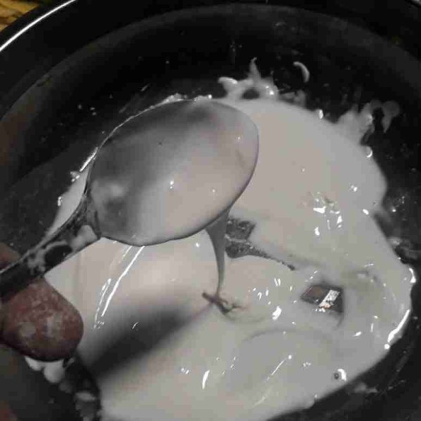 Campur tepung beras, gula pasir, vanili bubuk, dan garam. Beri secukupnya air hingga menjadi pasta seperti di gambar.