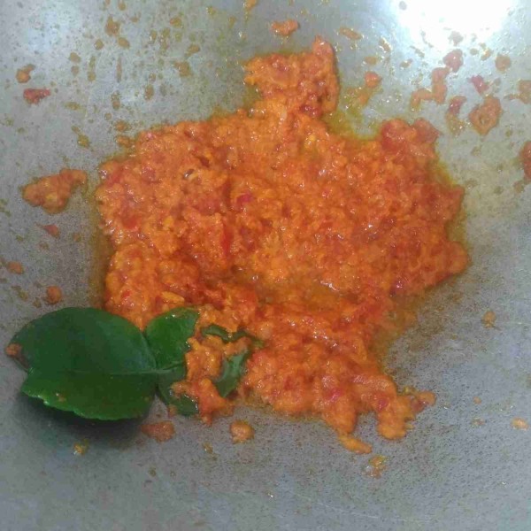 Tumis bumbu halus sampai harum dan matang, tambahkan daun jeruk kemudian aduk sebentar dan masak hingga layu.