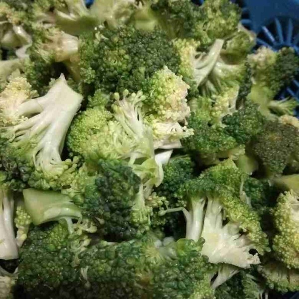 Potong brokoli perkuntum dan cuci bersih brokoli dan tiriskan.
