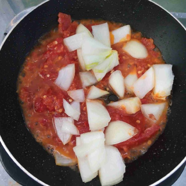 Tumis bersama bawang bombay sampai harum.