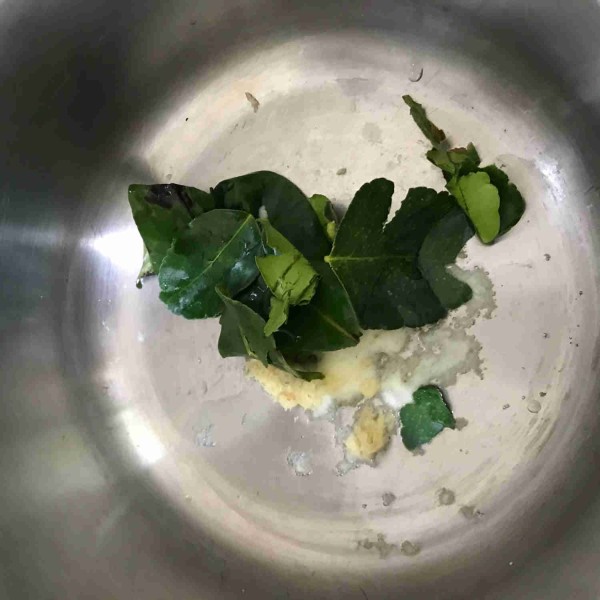 Tumis bawang putih, jahe, daun salam, dan jeruk serta sereh hingga wangi. setelah wangi masukan air secukupnya.