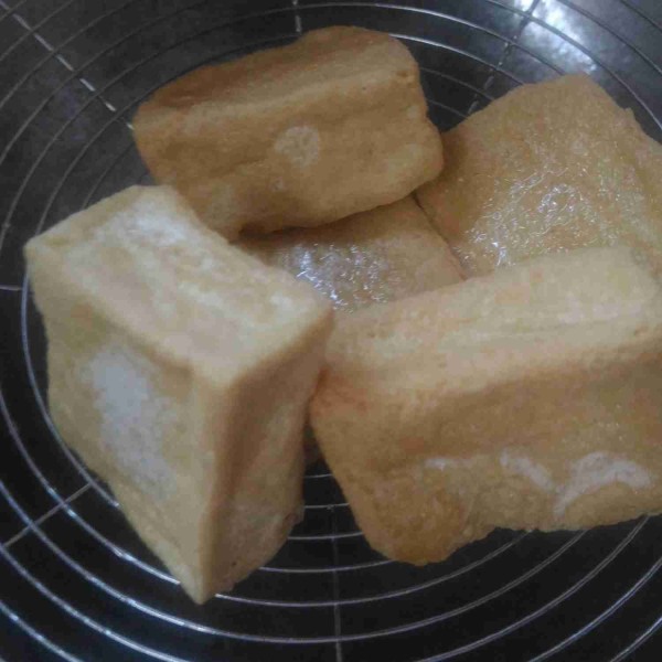 Goreng tahu setengah matang, angkat dan sisihkan terlebih dahulu.