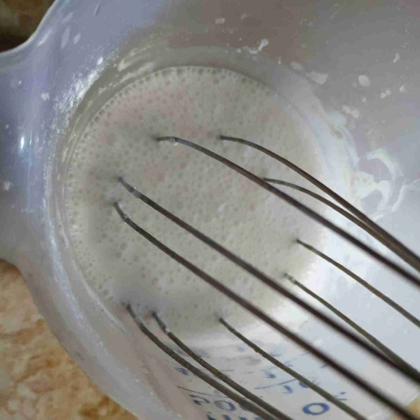 Pada wadah masukkan tepung beras dan air 100 ml, aduk hingga tercampur rata.