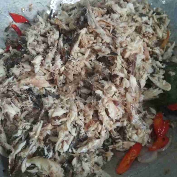Tambahkan suwiran daging ikan pindang, aduk rata.