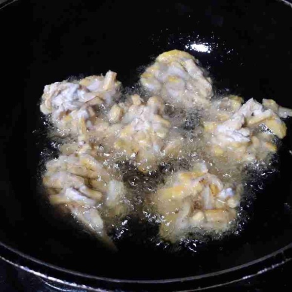 Panaskan minyak, goreng hingga matang.