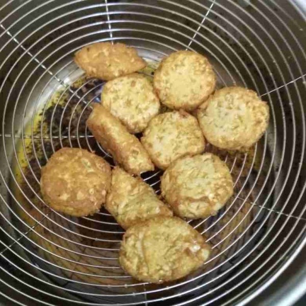 Goreng hingga terbentuk seperti kulit dan tiriskan.