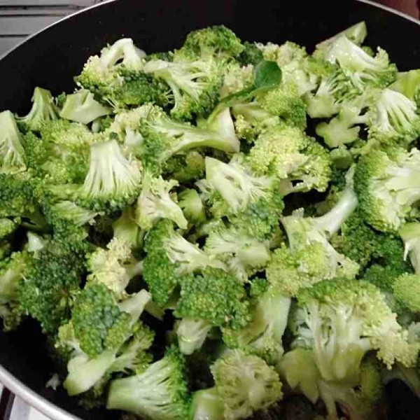 Tuangkan brokoli dan aduk hingga rata. Koreksi rasa.