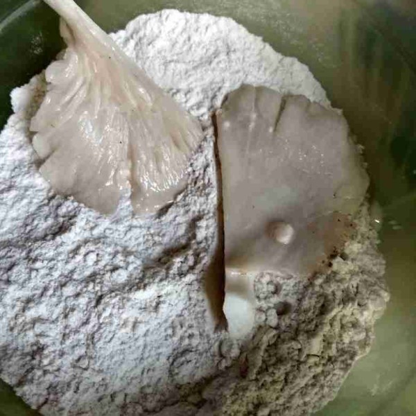 Lumuri jamur dengan tepung bumbu yang kering.