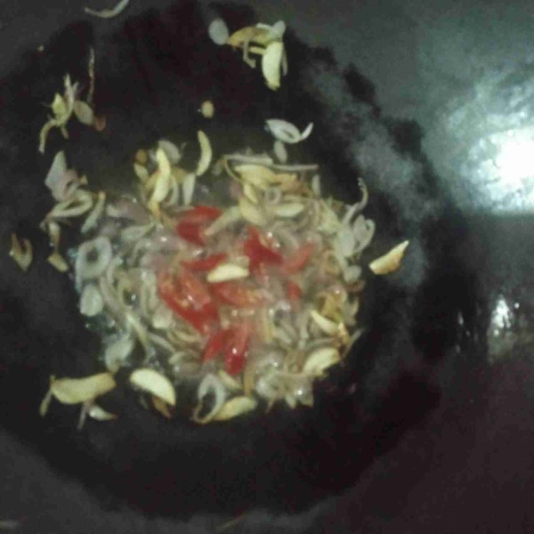 Tambahkan irisan cabe, aduk-aduk.