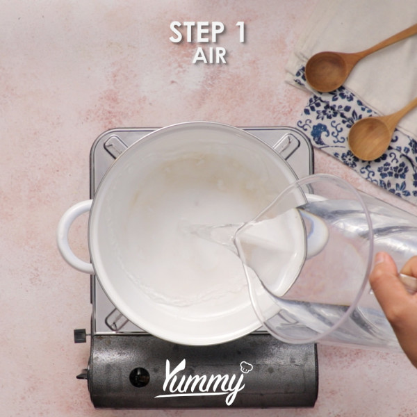 Siapkan panci lalu tambahkan air dan panaskan air hingga mendidih.