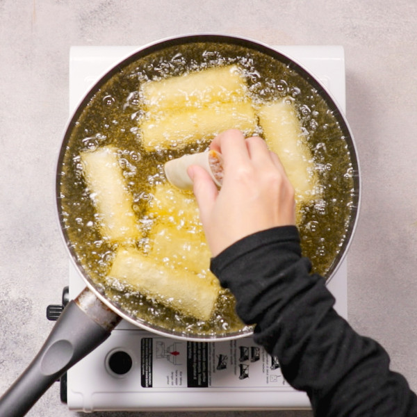 Panaskan minyak, goreng lumpia dengan api sedang hingga kuning kecoklatan. Tiriskan. Lumpia Korean Beef siap untuk disajikan dengan bahan pelengkap sesuai selera.