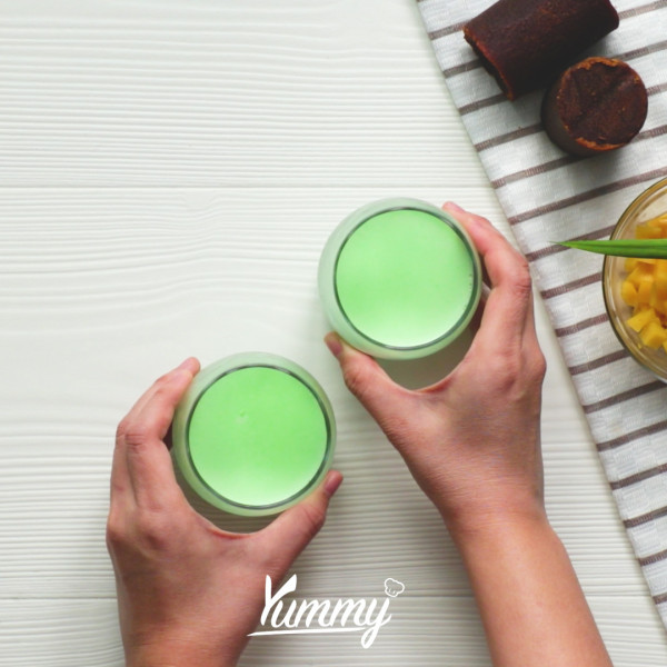 Dinginkan di dalam kulkas, kurang lebih 1 jam sampai benar-benar set.