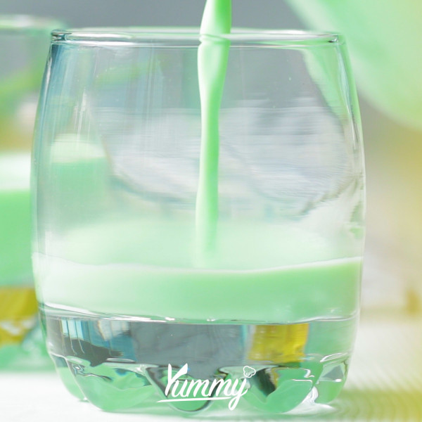 Tuang adonan ke cetakan.