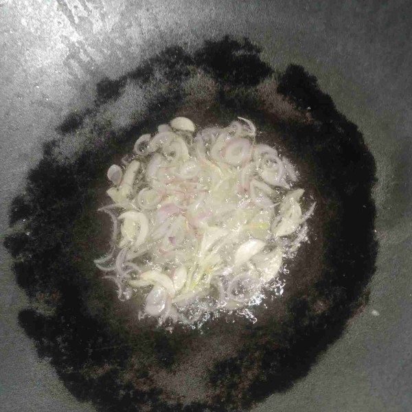 Panaskan minyak, tumis bawang merah, dan bawang putih sampai layu serta harum.