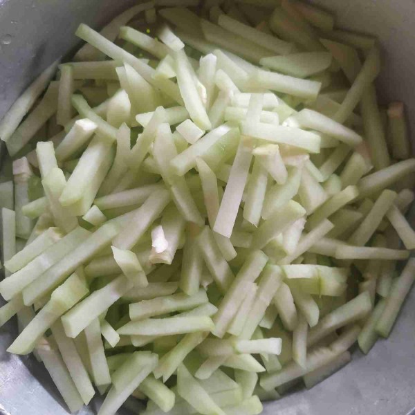 Kupas labu siam lalu potong korek api, Cuci sampai bersih dengan air mengalir agar getahnya luruh.