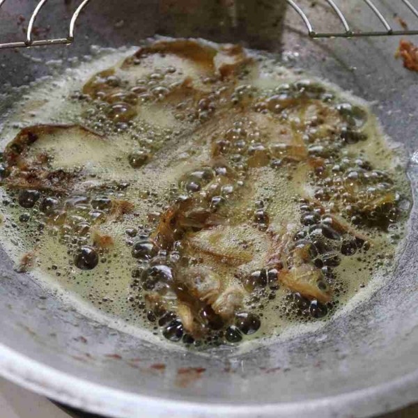 Siapkan minyak untuk menggoreng ikan bilis hingga matang kering, angkat dan tiriskan.